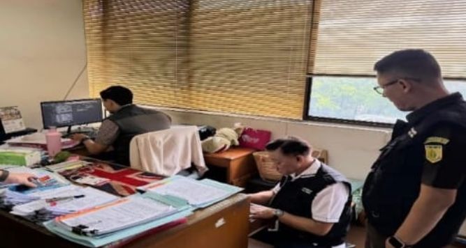 Foto: Tim Penyidik Tindak Pidana Khusus (Pidsus) Kejari Jakarta Timur saat melakukan penggeledahan. (Dok-Istimewa)