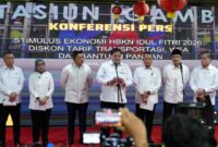 Pemerintah meluncurkan Program Stimulus Ekonomi Hari Besar Keagamaan Nasional (HBKN) Idulfitri 2026 yang mencakup diskon tarif transportasi, skema Work From Anywhere (WFA), serta bantuan pangan bagi puluhan juta keluarga penerima manfaat