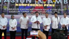 Pemerintah meluncurkan Program Stimulus Ekonomi Hari Besar Keagamaan Nasional (HBKN) Idulfitri 2026 yang mencakup diskon tarif transportasi, skema Work From Anywhere (WFA), serta bantuan pangan bagi puluhan juta keluarga penerima manfaat