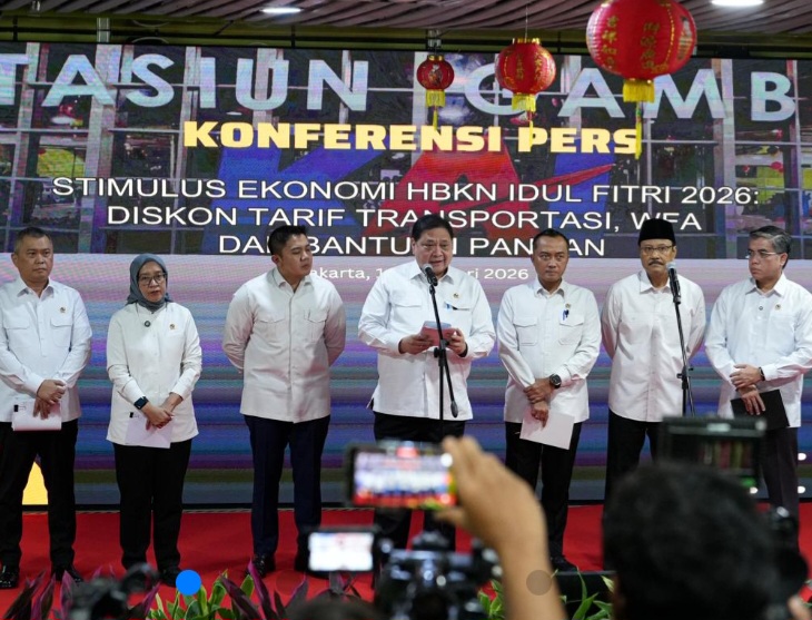 Pemerintah meluncurkan Program Stimulus Ekonomi Hari Besar Keagamaan Nasional (HBKN) Idulfitri 2026 yang mencakup diskon tarif transportasi, skema Work From Anywhere (WFA), serta bantuan pangan bagi puluhan juta keluarga penerima manfaat