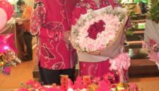 Foto: Suasana hangat dan penuh kebahagiaan menyelimuti perayaan ulang tahun pernikahan ke-38 pasangan Ricky Suharlim (kiri) dan Lusiana Ng (kanan) yang digelar bertepatan dengan Hari Valentine, 14 Februari 2026, di Shangri-La Jakarta. (Dok-Istimewa)