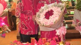 Foto: Suasana hangat dan penuh kebahagiaan menyelimuti perayaan ulang tahun pernikahan ke-38 pasangan Ricky Suharlim (kiri) dan Lusiana Ng (kanan) yang digelar bertepatan dengan Hari Valentine, 14 Februari 2026, di Shangri-La Jakarta. (Dok-Istimewa)