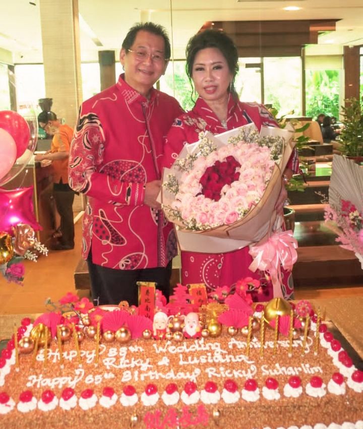 Foto: Suasana hangat dan penuh kebahagiaan menyelimuti perayaan ulang tahun pernikahan ke-38 pasangan Ricky Suharlim (kiri) dan Lusiana Ng (kanan) yang digelar bertepatan dengan Hari Valentine, 14 Februari 2026, di Shangri-La Jakarta. (Dok-Istimewa)