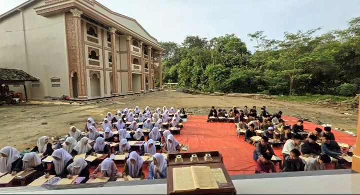 Foto: Suasana kebersamaan dan kesederhanaan mewarnai kegiatan para santri di Pondok Pesantren Salafiyah Tarbiyatul Falah Al-Malikiyyah, Kampung Pasir Akmad, Desa Muara II, Kecamatan Cikulur, Kabupaten Lebak, Provinsi Banten, pada Minggu (22/2/2026). (Dok-Pribadi)