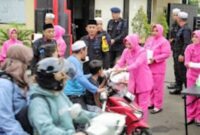 Foto: Satuan Brimob dari Polda Metro Jaya kembali menunjukkan kepedulian sosial di bulan suci Ramadan dengan membagikan takjil kepada para pengendara yang melintas di depan Markas Komando (Mako) Detasemen Gegana, Sabtu (21/2/2026). (Dok-Istimewa)