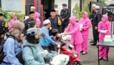 Foto: Satuan Brimob dari Polda Metro Jaya kembali menunjukkan kepedulian sosial di bulan suci Ramadan dengan membagikan takjil kepada para pengendara yang melintas di depan Markas Komando (Mako) Detasemen Gegana, Sabtu (21/2/2026). (Dok-Istimewa)
