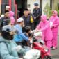 Foto: Satuan Brimob dari Polda Metro Jaya kembali menunjukkan kepedulian sosial di bulan suci Ramadan dengan membagikan takjil kepada para pengendara yang melintas di depan Markas Komando (Mako) Detasemen Gegana, Sabtu (21/2/2026). (Dok-Istimewa)