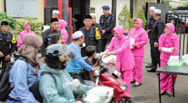Foto: Satuan Brimob dari Polda Metro Jaya kembali menunjukkan kepedulian sosial di bulan suci Ramadan dengan membagikan takjil kepada para pengendara yang melintas di depan Markas Komando (Mako) Detasemen Gegana, Sabtu (21/2/2026). (Dok-Istimewa)