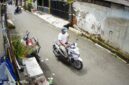 Foto: Pelaku Satu yang berperan sebagai Pemetik kendaraan (kaos putih). (Dok-Tangkapan Layar Video CCTV Warga)