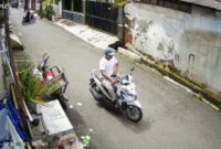 Foto: Pelaku Satu yang berperan sebagai Pemetik kendaraan (kaos putih). (Dok-Tangkapan Layar Video CCTV Warga)
