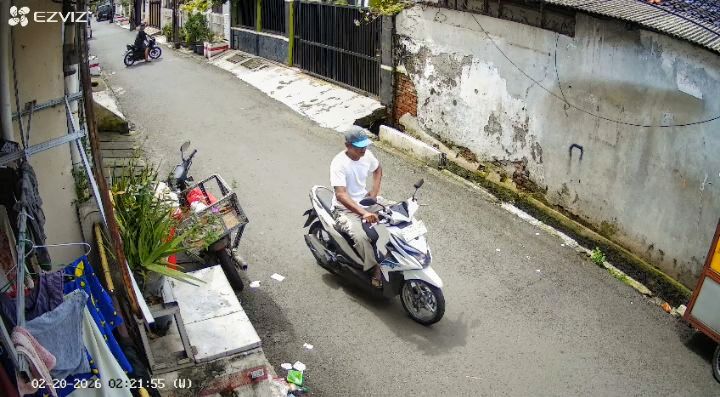 Foto: Pelaku Satu yang berperan sebagai Pemetik kendaraan (kaos putih). (Dok-Tangkapan Layar Video CCTV Warga)