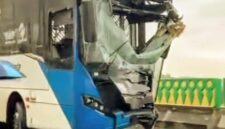 Foto: Kecelakaan yang melibatkan armada bus Transjakarta di Koridor 13 (Puri Beta-Petukangan) di ruas Swadarma arah Cipulir, Senin (23/2/2026). (Dok-tangkapan layar @info_ciledug)