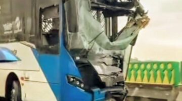 Foto: Kecelakaan yang melibatkan armada bus Transjakarta di Koridor 13 (Puri Beta-Petukangan) di ruas Swadarma arah Cipulir, Senin (23/2/2026). (Dok-tangkapan layar @info_ciledug)