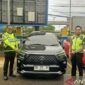 Foto: Kendaraan roda empat yang diduga menggunakan nomor kendaraan Tanda Nomor Kendaraan Bermotor (TNKB) palsu kedutaan besar Federasi Rusia, yang tidak sesuai dengan peruntukkannya di Jakarta Selatan, Selasa (24/2/2026). (Dok-ANTARA/Ditlantas Polda Metro Jaya)
