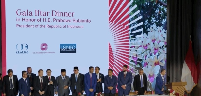 Presiden Republik Indonesia Prabowo Subianto, didampingi Menteri Koordinator Bidang Perekonomian Airlangga Hartarto, menyaksikan penandatanganan Joint Development Agreement (JDA) pengembangan ekosistem semikonduktor tahap pertama senilai USD 4,89 miliar dalam kunjungan kerja ke Amerika Serikat.