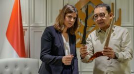 Fadli Zon mendorong penguatan kerja sama strategis di bidang kebudayaan antara Indonesia dan Uruguay melalui dialog diplomasi budaya bersama Cristina Gonzalez. Pertemuan tersebut digelar di Gedung E Kementerian Kebudayaan, Senayan, Jakarta, Minggu (2/3).