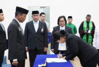 Sekretaris Jenderal Ombudsman RI, Suganda Pandapotan Pasaribu, melantik enam pejabat administrator, pengawas, dan fungsional di lingkungan Sekretariat Jenderal Ombudsman RI, Senin (2/3/2026).
Pelantikan yang digelar di Gedung Ombudsman RI, Jakarta Selatan, tersebut merupakan bagian dari mutasi dan promosi jabatan guna memperkuat kinerja organisasi.