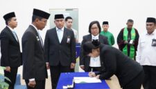 Sekretaris Jenderal Ombudsman RI, Suganda Pandapotan Pasaribu, melantik enam pejabat administrator, pengawas, dan fungsional di lingkungan Sekretariat Jenderal Ombudsman RI, Senin (2/3/2026).
Pelantikan yang digelar di Gedung Ombudsman RI, Jakarta Selatan, tersebut merupakan bagian dari mutasi dan promosi jabatan guna memperkuat kinerja organisasi.