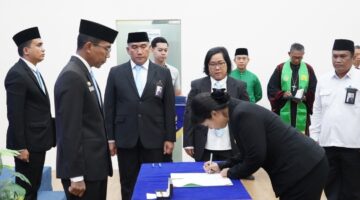 Sekretaris Jenderal Ombudsman RI, Suganda Pandapotan Pasaribu, melantik enam pejabat administrator, pengawas, dan fungsional di lingkungan Sekretariat Jenderal Ombudsman RI, Senin (2/3/2026).
Pelantikan yang digelar di Gedung Ombudsman RI, Jakarta Selatan, tersebut merupakan bagian dari mutasi dan promosi jabatan guna memperkuat kinerja organisasi.