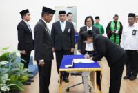 Sekretaris Jenderal Ombudsman Republik Indonesia, Suganda Pandapotan Pasaribu, melantik enam pejabat administrator, pengawas, dan fungsional di lingkungan Sekretariat Jenderal Ombudsman RI. Pelantikan berlangsung di Gedung Ombudsman RI, Jakarta Selatan, Senin (2/3).