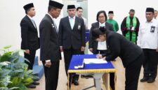 Sekretaris Jenderal Ombudsman Republik Indonesia, Suganda Pandapotan Pasaribu, melantik enam pejabat administrator, pengawas, dan fungsional di lingkungan Sekretariat Jenderal Ombudsman RI. Pelantikan berlangsung di Gedung Ombudsman RI, Jakarta Selatan, Senin (2/3).