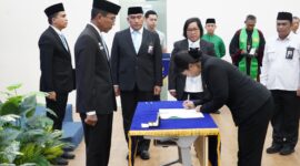 Sekretaris Jenderal Ombudsman Republik Indonesia, Suganda Pandapotan Pasaribu, melantik enam pejabat administrator, pengawas, dan fungsional di lingkungan Sekretariat Jenderal Ombudsman RI. Pelantikan berlangsung di Gedung Ombudsman RI, Jakarta Selatan, Senin (2/3).