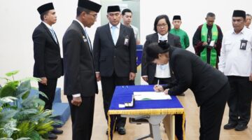 Sekretaris Jenderal Ombudsman Republik Indonesia, Suganda Pandapotan Pasaribu, melantik enam pejabat administrator, pengawas, dan fungsional di lingkungan Sekretariat Jenderal Ombudsman RI. Pelantikan berlangsung di Gedung Ombudsman RI, Jakarta Selatan, Senin (2/3).