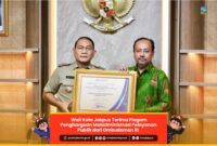 Foto: Wali Kota Jakarta Pusat Arifin (kiri) menerima piagam penghargaan Opini Ombudsman RI atas penilaian maladministrasi pelayanan publik tahun 2025