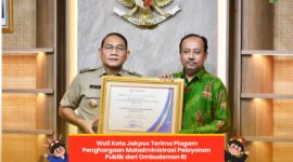 Foto: Wali Kota Jakarta Pusat Arifin (kiri) menerima piagam penghargaan Opini Ombudsman RI atas penilaian maladministrasi pelayanan publik tahun 2025