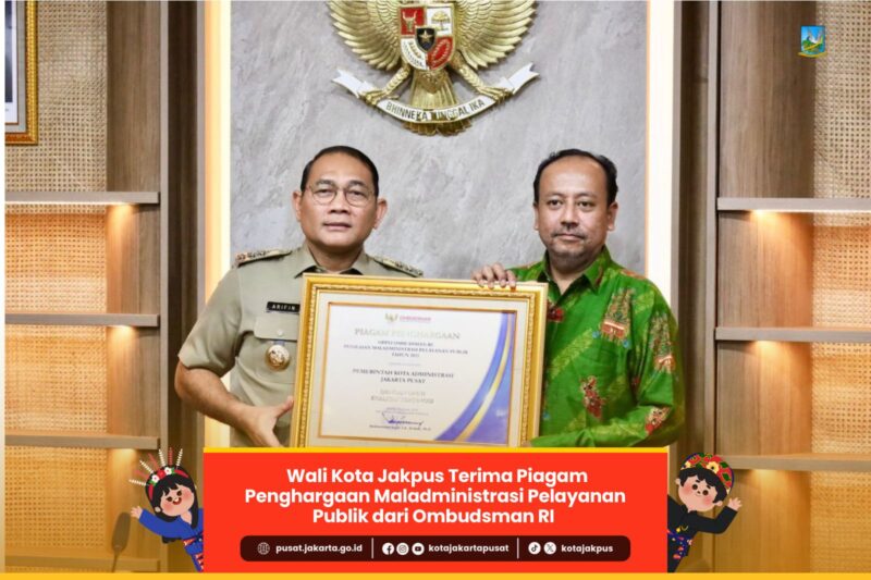 Foto: Wali Kota Jakarta Pusat Arifin (kiri) menerima piagam penghargaan Opini Ombudsman RI atas penilaian maladministrasi pelayanan publik tahun 2025