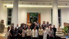 Presiden RI Prabowo Subianto mengunjungi Museum Nasional Indonesia pada Selasa (3/3) sore. Kunjungan yang berlangsung menjelang waktu berbuka puasa atau ngabuburit itu didampingi Menteri Kebudayaan Fadli Zon beserta jajaran Kementerian Kebudayaan.
Turut mendampingi Presiden antara lain Menteri Sekretaris Negara Prasetyo Hadi dan Sekretaris Kabinet Teddy Indra Wijaya.