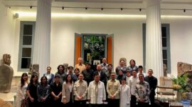 Presiden RI Prabowo Subianto mengunjungi Museum Nasional Indonesia pada Selasa (3/3) sore. Kunjungan yang berlangsung menjelang waktu berbuka puasa atau ngabuburit itu didampingi Menteri Kebudayaan Fadli Zon beserta jajaran Kementerian Kebudayaan.
Turut mendampingi Presiden antara lain Menteri Sekretaris Negara Prasetyo Hadi dan Sekretaris Kabinet Teddy Indra Wijaya.