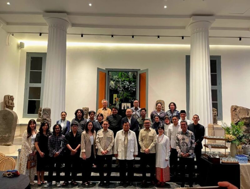 Presiden RI Prabowo Subianto mengunjungi Museum Nasional Indonesia pada Selasa (3/3) sore. Kunjungan yang berlangsung menjelang waktu berbuka puasa atau ngabuburit itu didampingi Menteri Kebudayaan Fadli Zon beserta jajaran Kementerian Kebudayaan.
Turut mendampingi Presiden antara lain Menteri Sekretaris Negara Prasetyo Hadi dan Sekretaris Kabinet Teddy Indra Wijaya.