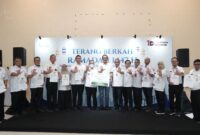 Foto: Wakil Wali Kota Jakarta Selatan Ali Murtadho bersama General Manager PLN UID Jakarta Raya Moch. Andy Adchaminoerdin dan jajaran manajemen PLN serta perwakilan pemerintah Kota Jakarta Selatan berfoto bersama usai penyerahan secara simbolis bantuan 12 unit mesin bor untuk pembangunan sumur resapan dalam kegiatan Terang Berkah Ramadan 1447 H di GOR Pengadegan, Jakarta Selatan