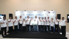 Foto: Wakil Wali Kota Jakarta Selatan Ali Murtadho bersama General Manager PLN UID Jakarta Raya Moch. Andy Adchaminoerdin dan jajaran manajemen PLN serta perwakilan pemerintah Kota Jakarta Selatan berfoto bersama usai penyerahan secara simbolis bantuan 12 unit mesin bor untuk pembangunan sumur resapan dalam kegiatan Terang Berkah Ramadan 1447 H di GOR Pengadegan, Jakarta Selatan