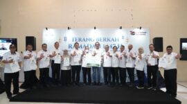 Foto: Wakil Wali Kota Jakarta Selatan Ali Murtadho bersama General Manager PLN UID Jakarta Raya Moch. Andy Adchaminoerdin dan jajaran manajemen PLN serta perwakilan pemerintah Kota Jakarta Selatan berfoto bersama usai penyerahan secara simbolis bantuan 12 unit mesin bor untuk pembangunan sumur resapan dalam kegiatan Terang Berkah Ramadan 1447 H di GOR Pengadegan, Jakarta Selatan