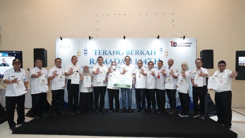 Foto: Wakil Wali Kota Jakarta Selatan Ali Murtadho bersama General Manager PLN UID Jakarta Raya Moch. Andy Adchaminoerdin dan jajaran manajemen PLN serta perwakilan pemerintah Kota Jakarta Selatan berfoto bersama usai penyerahan secara simbolis bantuan 12 unit mesin bor untuk pembangunan sumur resapan dalam kegiatan Terang Berkah Ramadan 1447 H di GOR Pengadegan, Jakarta Selatan