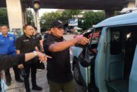 Foto: Ketua Pokja PWI Wali Kota Jakarta Utara Sunarno (tengah) didampingi pengurus dan anggota membagikan paket makanan kepada pengendara yang melintas di Jalan Yos Sudarso, Jakarta, Kamis (5/3/2026)