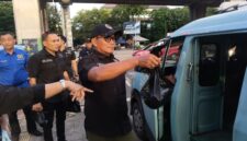 Foto: Ketua Pokja PWI Wali Kota Jakarta Utara Sunarno (tengah) didampingi pengurus dan anggota membagikan paket makanan kepada pengendara yang melintas di Jalan Yos Sudarso, Jakarta, Kamis (5/3/2026)