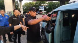 Foto: Ketua Pokja PWI Wali Kota Jakarta Utara Sunarno (tengah) didampingi pengurus dan anggota membagikan paket makanan kepada pengendara yang melintas di Jalan Yos Sudarso, Jakarta, Kamis (5/3/2026)