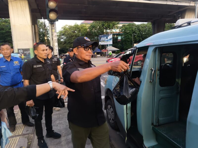 Foto: Ketua Pokja PWI Wali Kota Jakarta Utara Sunarno (tengah) didampingi pengurus dan anggota membagikan paket makanan kepada pengendara yang melintas di Jalan Yos Sudarso, Jakarta, Kamis (5/3/2026)