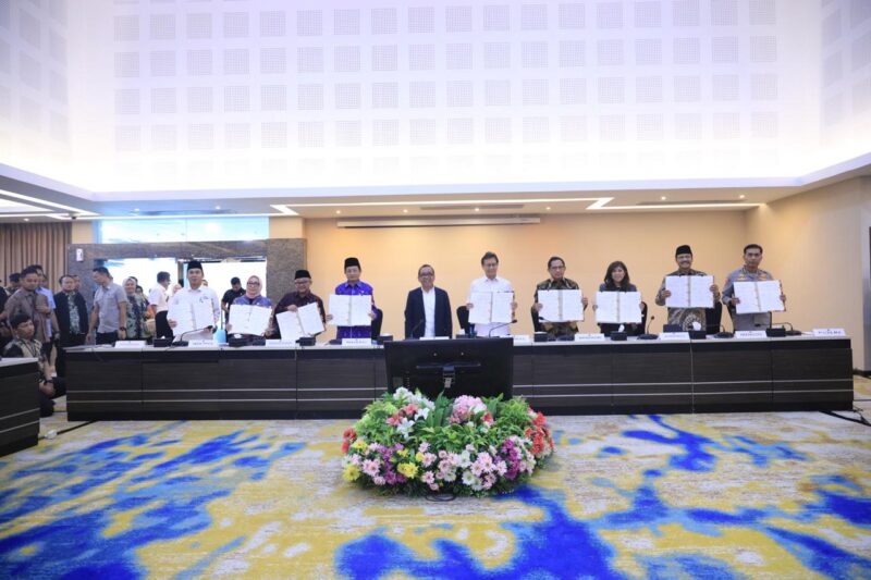 Menteri Koordinator Bidang Pembangunan Manusia dan Kebudayaan (Menko PMK) Pratikno memimpin Rapat Sinkronisasi Koordinasi dan Pengendalian Pencegahan dan Penanganan Masalah Kesehatan Jiwa Anak sekaligus menyaksikan penandatanganan Surat Keputusan Bersama (SKB) oleh sembilan kementerian/lembaga di Kantor Kemenko PMK