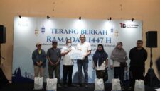 Foto: Wakil Wali Kota Jakarta Selatan, Ali Murtadho bersama General Manager PLN UID Jakarta Raya, Moch. Andy Adchaminoerdin menyerahkan secara simbolis paket sembako dalam kegiatan Bazar Sembako Murah “Terang Berkah Ramadan 1447 H” yang digelar di GOR Pengadegan, Jakarta Selatan