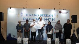 Foto: Wakil Wali Kota Jakarta Selatan, Ali Murtadho bersama General Manager PLN UID Jakarta Raya, Moch. Andy Adchaminoerdin menyerahkan secara simbolis paket sembako dalam kegiatan Bazar Sembako Murah “Terang Berkah Ramadan 1447 H” yang digelar di GOR Pengadegan, Jakarta Selatan