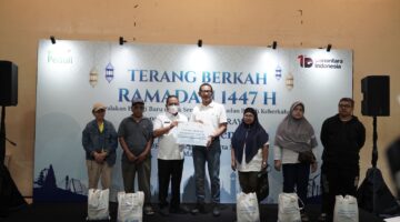 Foto: Wakil Wali Kota Jakarta Selatan, Ali Murtadho bersama General Manager PLN UID Jakarta Raya, Moch. Andy Adchaminoerdin menyerahkan secara simbolis paket sembako dalam kegiatan Bazar Sembako Murah “Terang Berkah Ramadan 1447 H” yang digelar di GOR Pengadegan, Jakarta Selatan