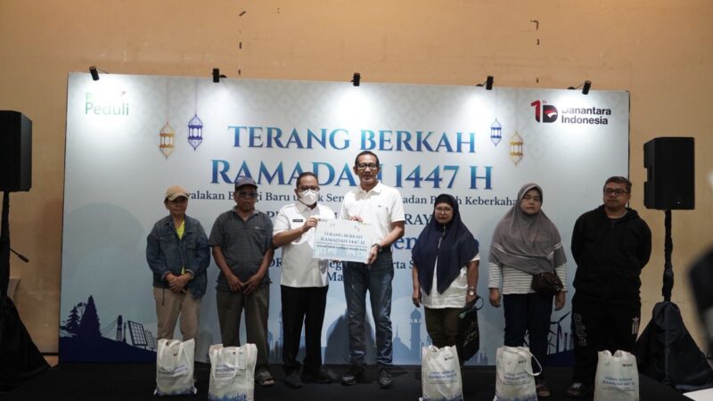 Foto: Wakil Wali Kota Jakarta Selatan, Ali Murtadho bersama General Manager PLN UID Jakarta Raya, Moch. Andy Adchaminoerdin menyerahkan secara simbolis paket sembako dalam kegiatan Bazar Sembako Murah “Terang Berkah Ramadan 1447 H” yang digelar di GOR Pengadegan, Jakarta Selatan