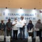 Foto: Wakil Wali Kota Jakarta Selatan, Ali Murtadho bersama General Manager PLN UID Jakarta Raya, Moch. Andy Adchaminoerdin menyerahkan secara simbolis paket sembako dalam kegiatan Bazar Sembako Murah “Terang Berkah Ramadan 1447 H” yang digelar di GOR Pengadegan, Jakarta Selatan