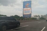 Foto: Reklame berukuran besar di kawasan Jalan Nasional 1, Sumur Batu, Kecamatan Kemayoran, Jakarta Pusat, baru-baru ini. Keberadaan reklame tersebut disorot warga karena diduga tidak memiliki Izin Penyelenggaraan Reklame (IPR) dan tidak tercatat dalam sistem perizinan Pemerintah Provinsi DKI Jakarta.