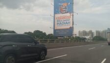 Foto: Reklame berukuran besar di kawasan Jalan Nasional 1, Sumur Batu, Kecamatan Kemayoran, Jakarta Pusat, baru-baru ini. Keberadaan reklame tersebut disorot warga karena diduga tidak memiliki Izin Penyelenggaraan Reklame (IPR) dan tidak tercatat dalam sistem perizinan Pemerintah Provinsi DKI Jakarta.