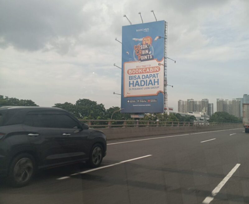 Foto: Reklame berukuran besar di kawasan Jalan Nasional 1, Sumur Batu, Kecamatan Kemayoran, Jakarta Pusat, baru-baru ini. Keberadaan reklame tersebut disorot warga karena diduga tidak memiliki Izin Penyelenggaraan Reklame (IPR) dan tidak tercatat dalam sistem perizinan Pemerintah Provinsi DKI Jakarta.